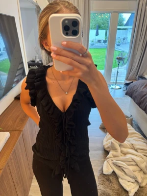 Topp från Zara💕 - Super fin topp med volang, använd endast 1 gång💕 