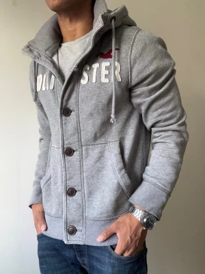 Vintage Hollister Cardigan Med Knappar - Sjukt snygg Hollister Cardigan | Mycket bra skick | Storlek M | Modell: 175cm, 69kg
