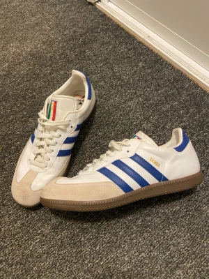 Adidas Samba Sneakers  - Adidas Samba sneakers Italy edition. Limiterad edition. Endast använda 1 gång, vilket knappt syns.  Storlek 45 1/3 men är mindre i storleken skulle jag sätta, sitter mer som 44 eller 44 1/3. 