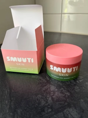 Smuuti Skin Watermelon Sorbet Balm 100ml  - Smuuti Skin Watermelon Sorbet Balm 100ml. Endast tagen ur en gång med en ren spatel, har PD och min hud tyckte inte om denna tyvärr. 