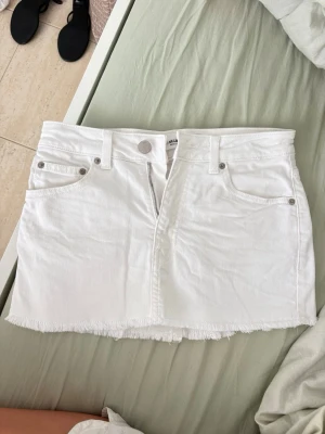 Vit jeanskjol  - Fin vit mini jeanskjol från pull and bear i fint skick. Jätte fin och somrig men kommer tyvärr inte till användning! 