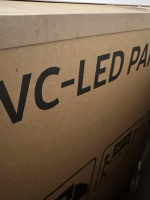 Samsung SVC-LED Panel i kartong 75  - Stor Samsung SVC-LED panel i originalkartong. Perfekt för dig som behöver en reservdel eller vill byta ut en trasig panel. Kartongen är brun med tydliga svarta tryck och instruktioner på sidan. Passar till större Samsung-skärmar eller TV-apparater.