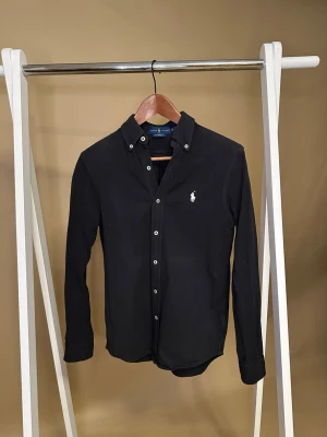 Ralph Lauren skjorta  - Säljer en riktigt snygg Ralph lauren skjorta som tyävrr inte används längre ⭐️Hör gärna av er vid funderingar😀