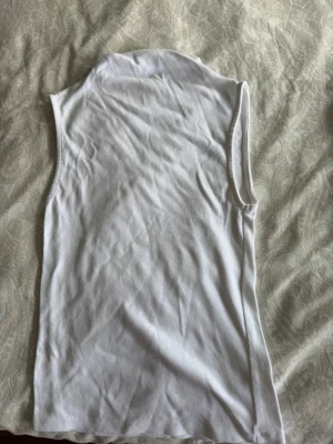 Vit ärmlös polotopp från Zara - Säljer en clean vit polotopp från Zara 🌺