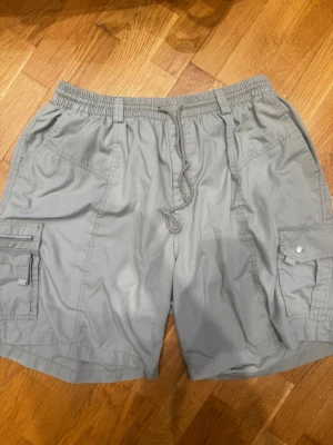 Cargoshorts - Cargoshorts med många fickor, storlek XXL men de har elastisk midja så passar nog de flesta beroende på hur du vill att de ska sitta 