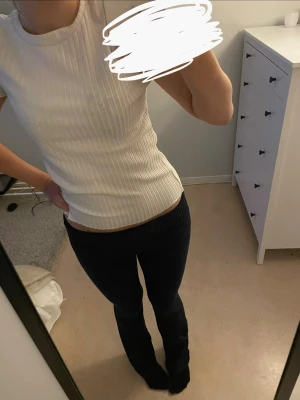 Vit ribbad topp från Lindex - Säljer en vit ribbad topp från Lindex med rund halsringning och korta ärmar. Toppen är i mjuk bomull och har en smickrande, kroppsnära passform. Perfekt att matcha med jeans eller kjol för en enkel och snygg look. i barnstorleken 152/164 men passar lätt xs/s!!