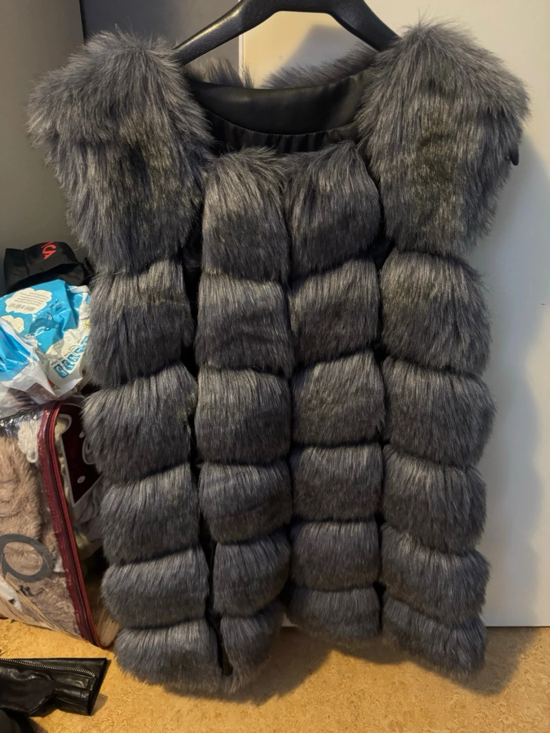 Lång fluffig pälsväst i grå nyanser - 1