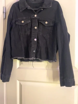 Jeansjacka  - Säljer denna oanvända jeansjackan i storlek S. 