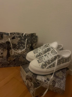 Skor - Snygga skor, helt oanvända! Du får med dig påse och box.