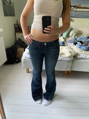 True religion jeans - Utsvängda/bootcut och lågmidjade true religion jeans (jag har sytt ut de själv ) Skriv om ni vill ha mått! 🥰 Har varit ett hål mellan benen som jag har lagat (se bild 4) Pris kan definitivt diskuteras! De är W27 vilket jag skulle säga motsvarar typ S men är inte helt säker💕💕