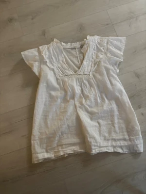 Vit blus med volang och v-ringning - Söt somrig blus lager 157 