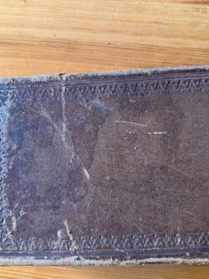 Antik brun läderbunden bibel - Säljer en gammal bibel med hård pärm i brunt läder och dekorativ kant runt omslaget. Ryggen har tydliga spår av slitage och texten 'BIBEL' kan anas. Perfekt för dig som gillar vintage och klassiska samlarobjekt. Bibeltexten inuti bibeln är oskadd.