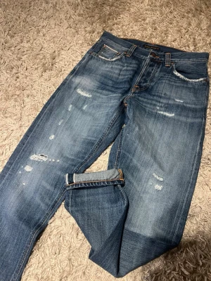 Selvage nudie jeans lean dean slim fit herr w28 blå  - Selvage nudie jeans modell Steady eddie i slim/ straight passform. Mycket bra skick, riktigt najs material. W28 L32 , jeansen har en riktigt fet fade med snygga slitningar och lagningar. Postas antigen samma dag som köp eller dagen därpå🙌💯