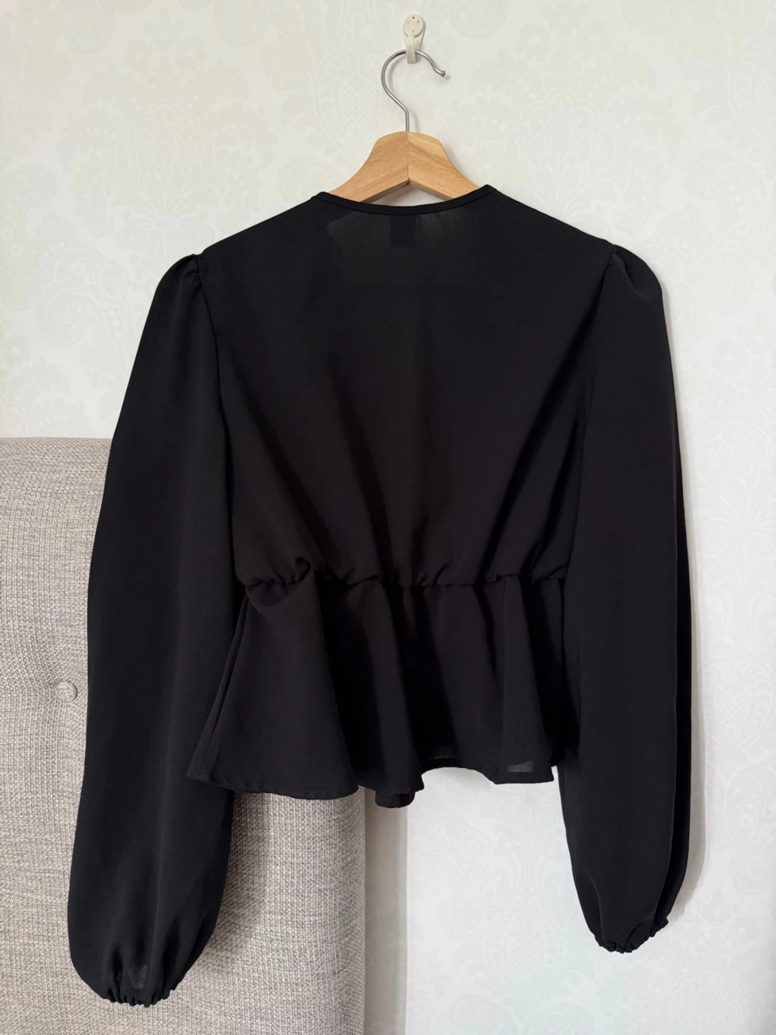 Svart blus med spetsdetaljer från SHEIN - 2
