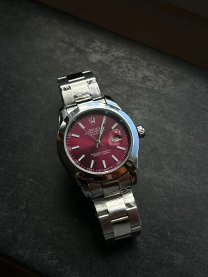 VinRöd Klocka 40mm - Kommer med batteri och har justerbart armband. Skicka ett meddelande om du har några frågor!