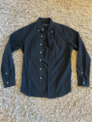 Ralph Lauren Skjorta - Saljer en svart Ralph Lauren skjorta | Slim fit | Självklart äkta | Inga defekter | Pris - 450 | Pris går att diskutera vid snabb affär | Skriv gärna vid frågor! 🌟