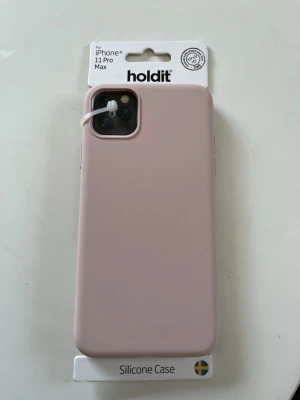 Holdit Silicone Case Rosa iPhone 11 Pro Max - Hårt silikonskal rosa iPhone 11 Pro Max  Säljer på grund av att den inte passar min telefon. Helt oanvänd