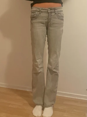 Ljusgrå  jeans - Säljer ett par jättefina gråa jeans från Gina Tricot. Säljer då jag vuxit ur de. Lite små skador på byxorna men det är inräknat i priset. Nypris: 399. Använt fåtal gånger. Storlek 164, innerbens längd = ca 79cm. Midjan = ca 37 x2 