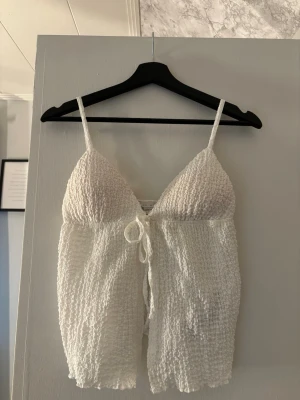 Jättefin topp - En gullig ribbad topp med inbyggd bh/inlägg. Även knyte fram vid brösten. Aldrig använd, också därav jag säljer. Pris går att diskutera 😍