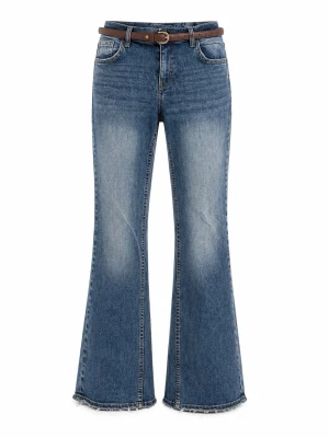 Blå  jeans  - Säljer ett par blå jeans med utsvängda ben och slitna detaljer vid benslut. Jeansen har klassisk femficksmodell och medföljer ett brunt bälte i läderimitation. Perfekta för dig som gillar retrovibbar och vill sticka ut med din stil.
