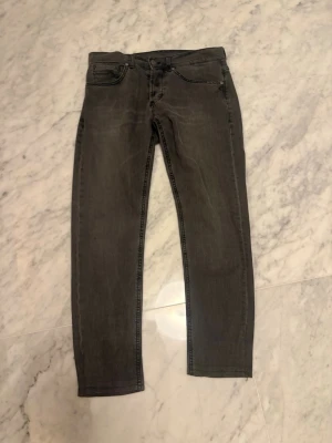 Dondup George  jeans - Snygga grå Dondup George slim fit strl 34W men sitter som 32W. Jeansen har en något tvättad look och raka ben. Perfekta för dig som gillar en enkel men trendig stil.
