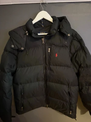 Svart dunjacka från Polo Ralph Lauren - Använd finns en defekt som kan skickas på vid intressse