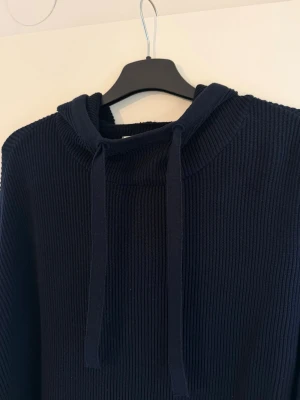 Marc o polo  - Säljer denna tröjan då eftersom jag inte har någon användning av den längre. Denna passar perfekt för dom som gillar lite losse fit. Priset är inte hugget i sten men kom med rimligt pris! Postar samma dag vid köp 💫