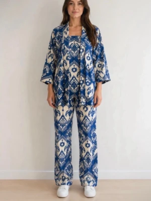 Blåvitt mönstrat loungewear-set - Säljer ett snyggt loungewear-set med blåvitt grafiskt mönster. Setet består av en lös kimono-inspirerad jacka, matchande topp och vida byxor 🐬