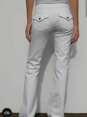 Vita utsvängda jeans låg midja - Subdued jeans jätte bra skick kanske LIIITEN stian i botten men inget man lägger märke till skulle jag säga, fråga för fler bilder