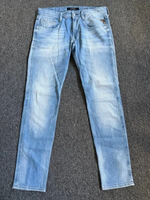 Replay jeans - Replay jeans i stl 31.  Cond 9/10. Nypris 2699, vårat pris 899. Sjukt stilrena o schyssta jeans. Pris kan förhandlas vid snabb affär. Hör av dig vid minsta lilla fundering!👌🏻