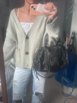 Väska - Super snygg väska från Bershka som bara inte kommer till användning längre!! Skulle inte säga att den är sliten 🥰