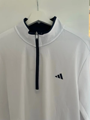 Adidas golf tröja helt ny - Säljer en helt ny adidas golftröja med alla lappar fortfarande på. Storlek L hör av dig vid frågor
