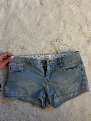 Lågmidjade jeans shorts  - Lågmidjade korta ljusa jeansshorts. Storlek 34 