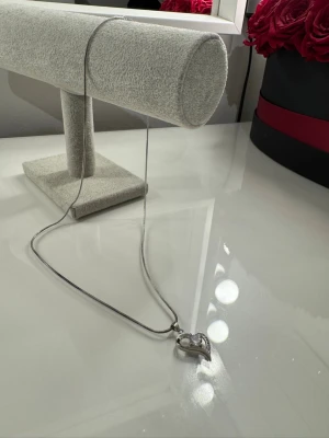 Silver halsband hjärta  - Ny, Från Albrekts Guld,  säljer även fler smycken så kolla gärna in dem 🌸