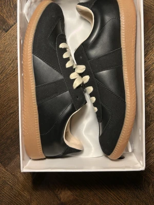 Svarta Maison Margiela  - Svarta Maison Margiela skor. Den kommer med dustbag och box 