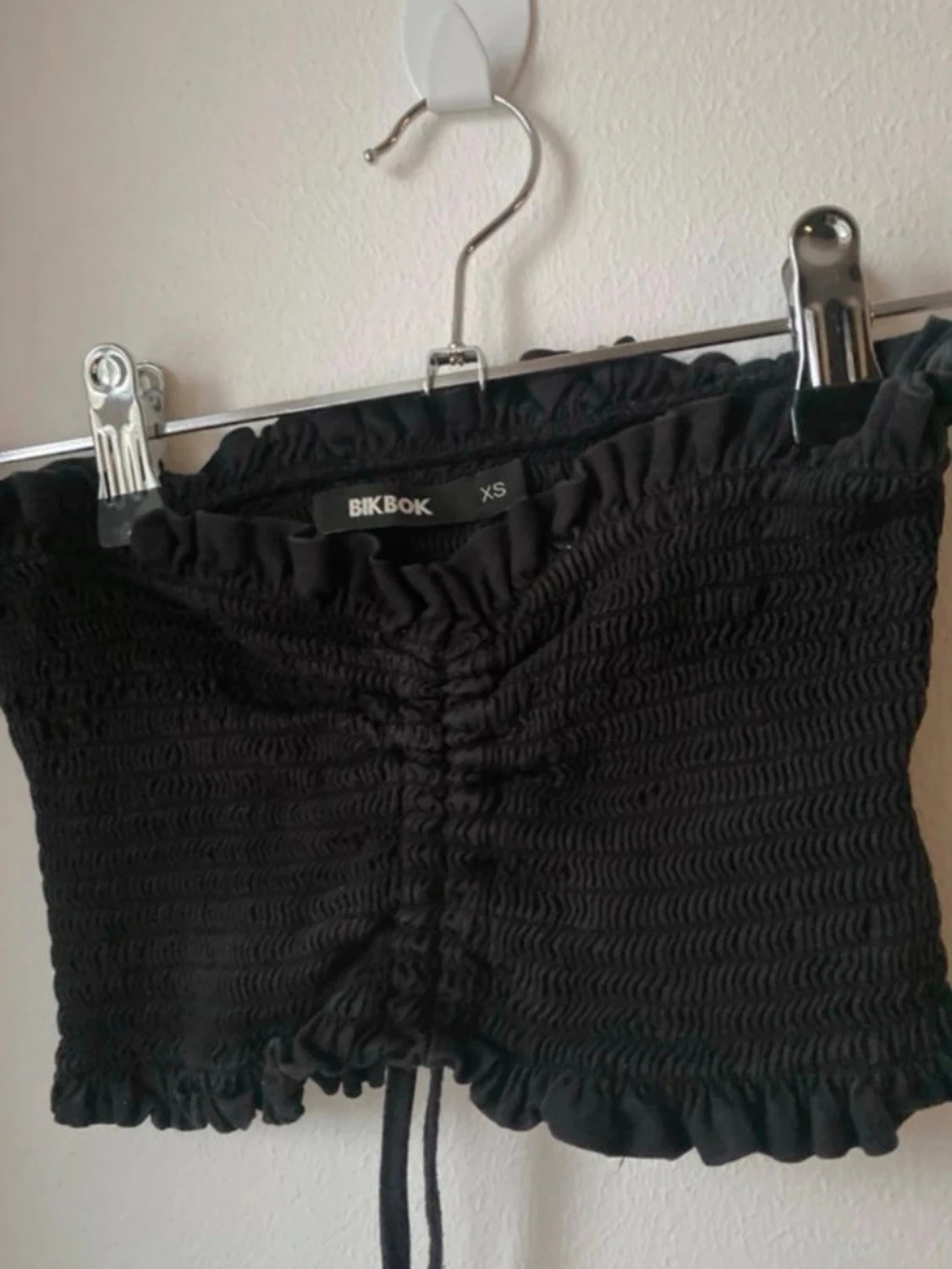 Svart smockad tubtopp från BikBok - 1