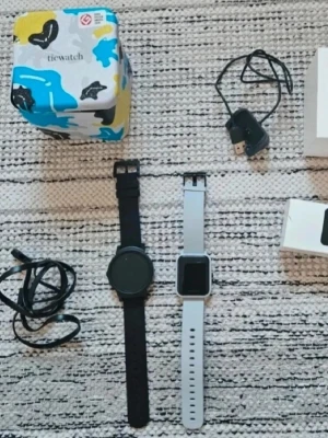 2 st smartklocka nytt (oanvänt)  - Helt nytt oanvänt.  En klockan med Touch skärm. 1000-3500 En klockan utan Touch skärm ny pris 950-200 Laddare följer med båda klockan. Helt nytt oanvänt.  En klockan med Touch skärm. 1000-3500 En klockan utan Touch skärm ny pris 950-200 Laddare följer med båda klockan. Passar till alla.  Kan ändra olika storlekar