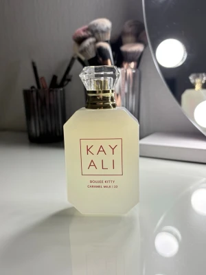 Kayali boujee kitty caramel milk - Helt ny oanvänd har endast sprayat av den en gång. Säljer den då den inte är min typ.