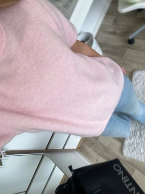 Rosa stickad tröja  - Säljer en rosa stickad tröja från Gina Tricot. Den är mycket fin och har inga defekter då jag aldrig använder den. Den är i storlek XS.