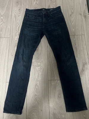 Mörkblå jeans från BOSS - nästan aldrig använd då den är för liten på mig , pris kan diskuteras . storlek 30/32 