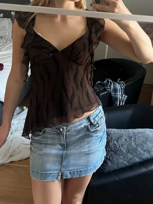 Brun blus - Säljer denna jättesöta toppen med brunt zebramönster, knappt använd men säljs då den inte kommer till användning längre. Inga defekter. Hör av dig om du har frågor🥰
