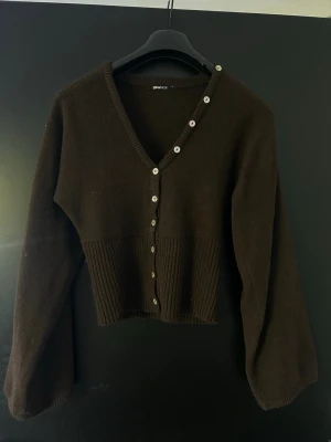 Brun kofta från Gina Tricot - Mysig brun kofta från Gina Tricot som inte längre finns i lager på hemsidan🫶