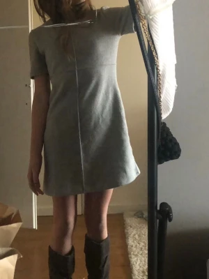Grå kortärmad kortklänning - Säljer denna superfina gråa klänning från Zara💕 Storlek S och inte andvändts så mycket!💕