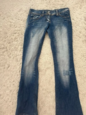 Low waist bootcut jeans💕💕 - Säljer dessa super fina jeans, som är perfekta nu till hösten💕💕 De är i strl 40 men skulle säga att de är lite mindre i strl!! De är slitna där nere eftersom de varit lite långa på mig!💕