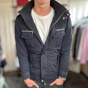Riley field jacket - Mycket fint skick, lite smuts bara. Nypris ca 2000kr. Passar dig som är 170-180cm ungefär. Modellen är 185 cm, 75 kg. Alltid billigare pris vid köp av flera varor‼️🙌Svarar alltid på frågor eller funderingar! 