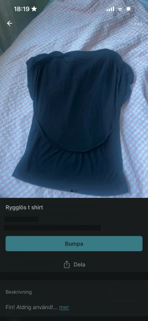 Vit sommarklänning med volang - Söt vit klänning med smala axelband och v-ringning. Klänningen har volang nertill och är tillverkad i ett lätt tyg, perfekt för varma dagar. Enkel och stilren design som passar till många tillfällen.