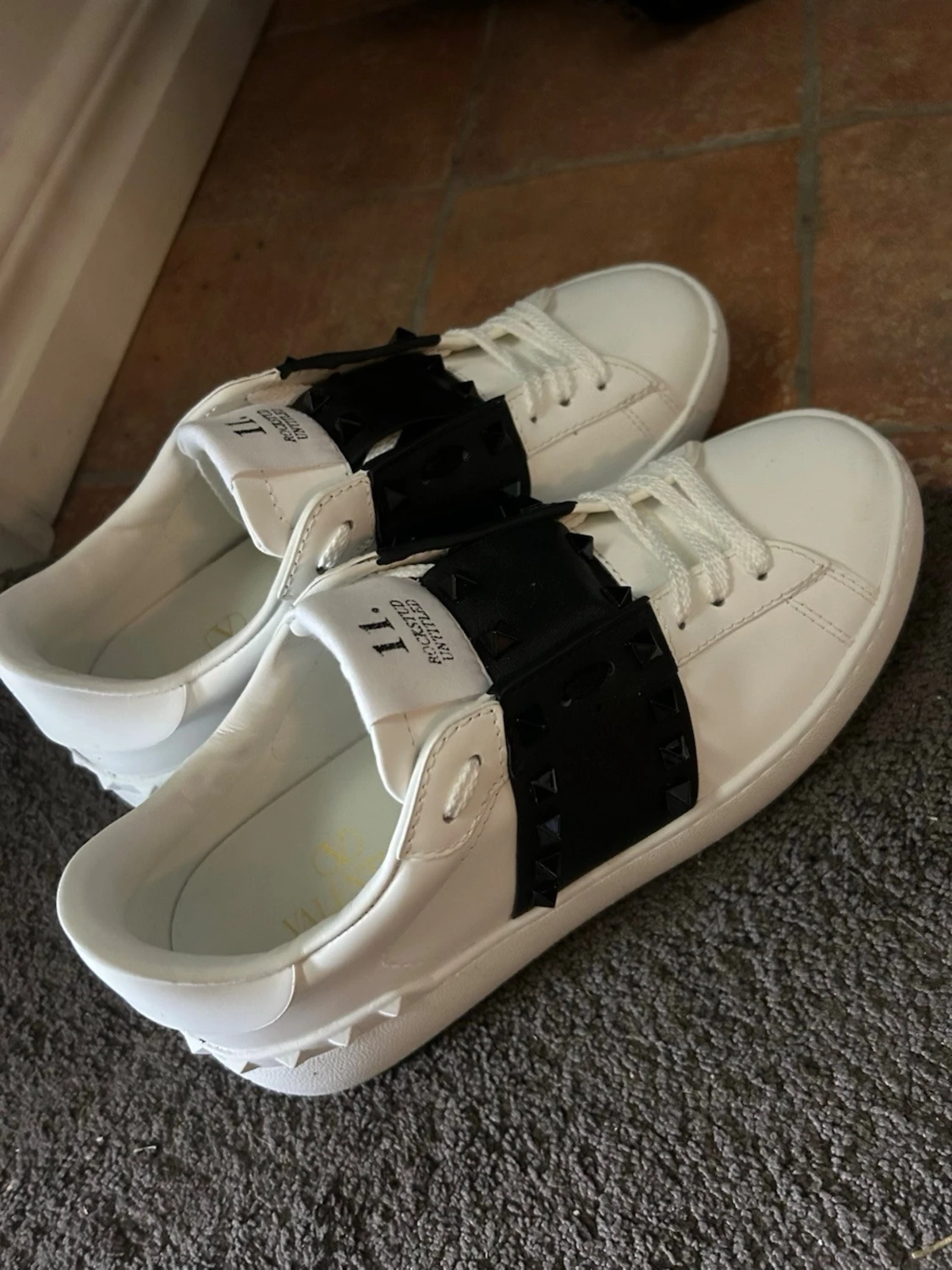 Vita sneakers med svarta nitar från Valentino - 4