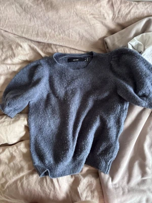 Kortärmad stickad tröja, puffiga ärmar - Lite nopprig men man tänker inte på det så mycket, skönt material