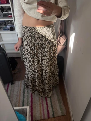 Långkjol med fint mönster - Brun/beige, jättefin till sommaren