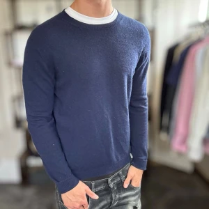 100% kashmir tröja - Mycket fint skick, inga hål eller fläckar. Passar dig som är 175-185 ungefär. Modellen är 185 cm, 75 kg. Alltid billigare pris vid köp av flera varor‼️🙌Svarar alltid på frågor eller funderingar! 